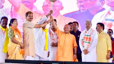 गाजीपुर दौरे पर मुख्यमंत्री योगी आदित्यनाथ ने 692 करोड़ रुपये की 268 विकास परियोजनाओं का लोकार्पण एवं शिलान्यास किया। उन्होंने कानून-व्यवस्था, माफिया पर कार्रवाई, पूर्वांचल एक्सप्रेसवे विस्तार और युवाओं, किसानों व महिलाओं के लिए चलाई जा रही सरकारी योजनाओं का उल्लेख किया। इस दौरान समाजवादी पार्टी और कांग्रेस पर भी तीखा राजनीतिक हमला बोला। मुख्यमंत्री ने लाभार्थियों को विभिन्न योजनाओं का लाभ वितरित किया तथा महिलाओं से भेंट कर उनका सम्मान भी स्वीकार किया।