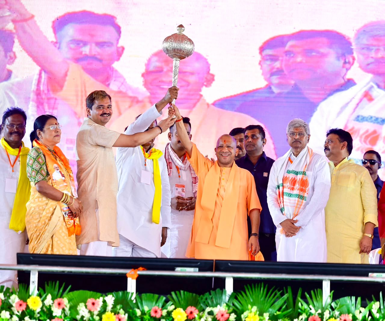 गाजीपुर दौरे पर मुख्यमंत्री योगी आदित्यनाथ ने 692 करोड़ रुपये की 268 विकास परियोजनाओं का लोकार्पण एवं शिलान्यास किया। उन्होंने कानून-व्यवस्था, माफिया पर कार्रवाई, पूर्वांचल एक्सप्रेसवे विस्तार और युवाओं, किसानों व महिलाओं के लिए चलाई जा रही सरकारी योजनाओं का उल्लेख किया। इस दौरान समाजवादी पार्टी और कांग्रेस पर भी तीखा राजनीतिक हमला बोला। मुख्यमंत्री ने लाभार्थियों को विभिन्न योजनाओं का लाभ वितरित किया तथा महिलाओं से भेंट कर उनका सम्मान भी स्वीकार किया।