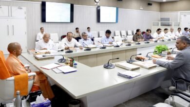 उत्तर प्रदेश के मुख्यमंत्री योगी आदित्यनाथ ने मुख्यमंत्री कृषक छात्रवृत्ति योजना का दायरा बढ़ाने के निर्देश दिए हैं, जिससे अधिक किसानों के मेधावी बच्चों को लाभ मिलेगा। राज्य कृषि उत्पादन मंडी परिषद की 172वीं बैठक में वर्ष 2026-27 के ₹3025.49 करोड़ के बजट को मंजूरी दी गई। बैठक में मंडियों के आधुनिकीकरण, ई-नाम विस्तार, प्राकृतिक एवं ऑर्गेनिक खेती को बढ़ावा, किसान दुर्घटना सहायता योजनाओं का विस्तार तथा कृषि प्रसंस्करण इकाइयों की स्थापना सहित कई महत्वपूर्ण निर्णय लिए गए।