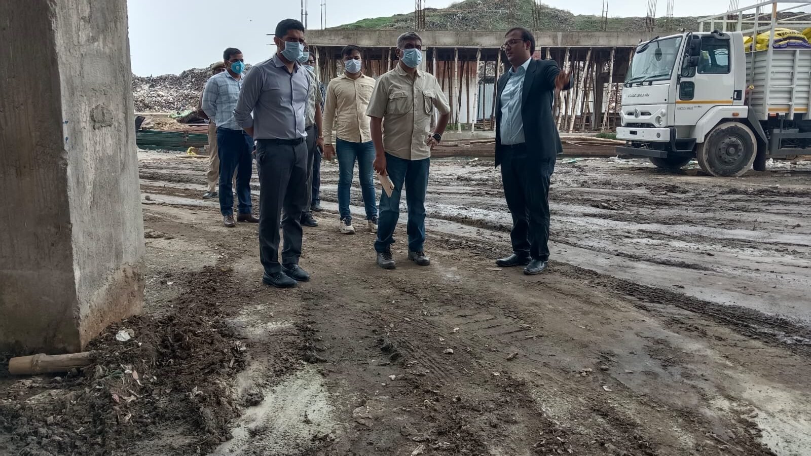 वाराणसी में स्वच्छ भारत मिशन के तहत कचरा प्रबंधन को नई दिशा देने के लिए केंद्रीय सचिव श्रीनिवास कटिकिथला ने करसड़ा वेस्ट टू कंपोस्ट और रमना वेस्ट टू चारकोल प्लांट का निरीक्षण किया। उन्होंने लिगेसी वेस्ट के वैज्ञानिक निस्तारण में तेजी लाने के निर्देश दिए तथा आधुनिक तकनीकों के माध्यम से काशी को देश का रोल मॉडल बनाने पर जोर दिया।