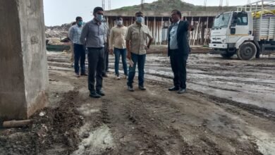 वाराणसी में स्वच्छ भारत मिशन के तहत कचरा प्रबंधन को नई दिशा देने के लिए केंद्रीय सचिव श्रीनिवास कटिकिथला ने करसड़ा वेस्ट टू कंपोस्ट और रमना वेस्ट टू चारकोल प्लांट का निरीक्षण किया। उन्होंने लिगेसी वेस्ट के वैज्ञानिक निस्तारण में तेजी लाने के निर्देश दिए तथा आधुनिक तकनीकों के माध्यम से काशी को देश का रोल मॉडल बनाने पर जोर दिया।