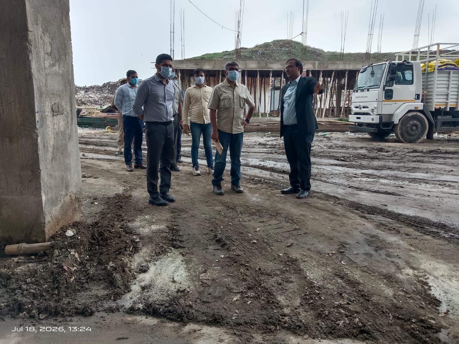 वाराणसी में स्वच्छ भारत मिशन के तहत कचरा प्रबंधन को नई दिशा देने के लिए केंद्रीय सचिव श्रीनिवास कटिकिथला ने करसड़ा वेस्ट टू कंपोस्ट और रमना वेस्ट टू चारकोल प्लांट का निरीक्षण किया। उन्होंने लिगेसी वेस्ट के वैज्ञानिक निस्तारण में तेजी लाने के निर्देश दिए तथा आधुनिक तकनीकों के माध्यम से काशी को देश का रोल मॉडल बनाने पर जोर दिया।