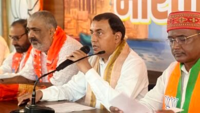 वाराणसी के गुलाब बाग स्थित भाजपा महानगर कार्यालय में जिला एवं महानगर की संयुक्त बैठक आयोजित हुई। क्षेत्रीय अध्यक्ष अशोक चौरसिया ने 2027 विधानसभा चुनाव की तैयारियों के तहत 22 जुलाई को काशी क्षेत्र की सभी 71 विधानसभाओं में बूथ अध्यक्ष सम्मेलन आयोजित करने की घोषणा की। उन्होंने बूथ सशक्तिकरण और डिजिटल बूथ प्रशिक्षण अभियान को संगठन की प्राथमिकता बताया।