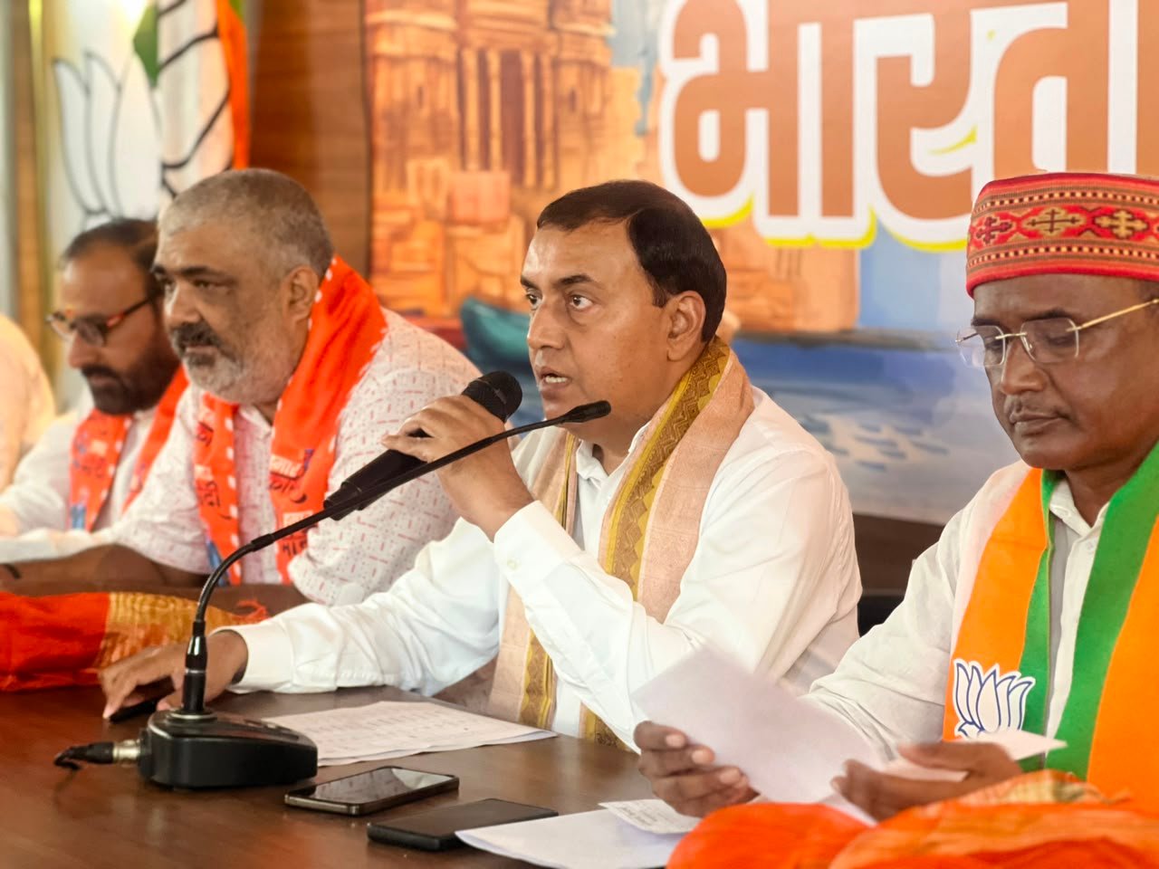 वाराणसी के गुलाब बाग स्थित भाजपा महानगर कार्यालय में जिला एवं महानगर की संयुक्त बैठक आयोजित हुई। क्षेत्रीय अध्यक्ष अशोक चौरसिया ने 2027 विधानसभा चुनाव की तैयारियों के तहत 22 जुलाई को काशी क्षेत्र की सभी 71 विधानसभाओं में बूथ अध्यक्ष सम्मेलन आयोजित करने की घोषणा की। उन्होंने बूथ सशक्तिकरण और डिजिटल बूथ प्रशिक्षण अभियान को संगठन की प्राथमिकता बताया।