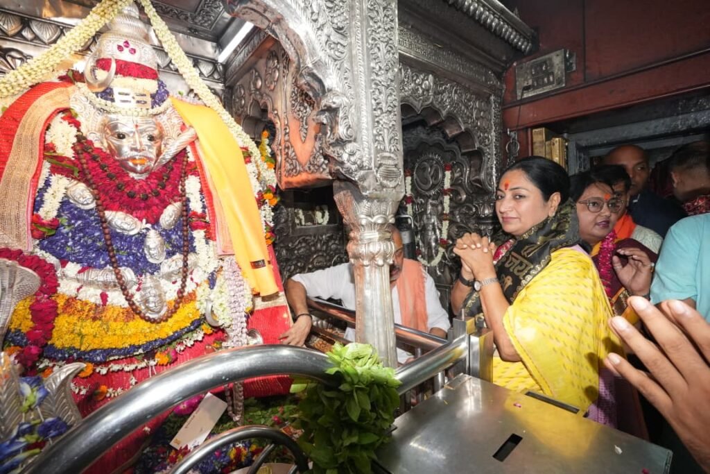 दिल्ली की मुख्यमंत्री रेखा गुप्ता ने जन्मदिन पर वाराणसी में काल भैरव एवं श्री काशी विश्वनाथ मंदिर में दर्शन-पूजन कर देश-प्रदेश की सुख-समृद्धि की कामना की। विश्वनाथ धाम कॉरिडोर का भ्रमण करने के बाद उन्होंने बनारसी खानपान का आनंद लिया। भाजपा महिला मोर्चा एवं स्थानीय जनप्रतिनिधियों ने विभिन्न स्थानों पर उनका भव्य स्वागत किया।