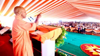 बहराइच दौरे पर मुख्यमंत्री योगी आदित्यनाथ ने 352 करोड़ रुपये से अधिक की 70 विकास परियोजनाओं का लोकार्पण एवं शिलान्यास किया। उन्होंने कहा कि अब बहराइच में विदेशी आक्रांता सालार मसूद (गाजी मियां) के नाम पर नहीं, बल्कि महाराजा सुहेलदेव के नाम पर भव्य मेले आयोजित होंगे। मुख्यमंत्री ने विपक्ष पर निशाना साधते हुए विकास, कानून-व्यवस्था, शिक्षा, स्वास्थ्य और बुनियादी ढांचे में हुए बदलावों का उल्लेख किया तथा जिले को 'इंस्पिरेशनल डिस्ट्रिक्ट' बनने की उपलब्धि भी बताई।