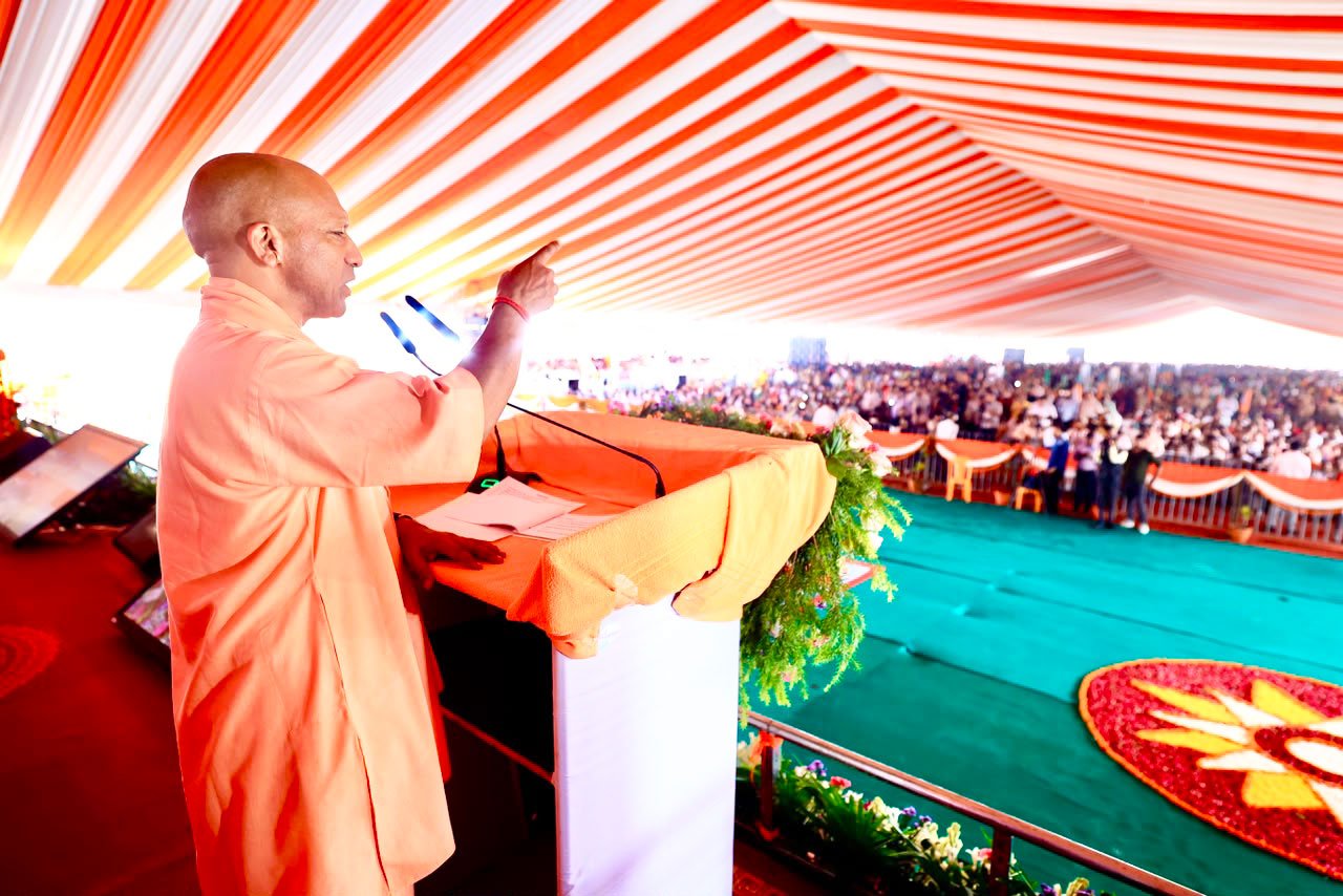 बहराइच दौरे पर मुख्यमंत्री योगी आदित्यनाथ ने 352 करोड़ रुपये से अधिक की 70 विकास परियोजनाओं का लोकार्पण एवं शिलान्यास किया। उन्होंने कहा कि अब बहराइच में विदेशी आक्रांता सालार मसूद (गाजी मियां) के नाम पर नहीं, बल्कि महाराजा सुहेलदेव के नाम पर भव्य मेले आयोजित होंगे। मुख्यमंत्री ने विपक्ष पर निशाना साधते हुए विकास, कानून-व्यवस्था, शिक्षा, स्वास्थ्य और बुनियादी ढांचे में हुए बदलावों का उल्लेख किया तथा जिले को 'इंस्पिरेशनल डिस्ट्रिक्ट' बनने की उपलब्धि भी बताई।