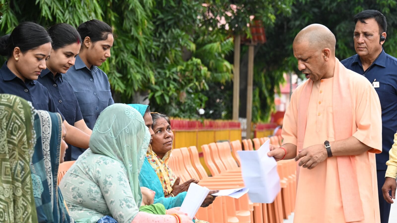 गोरखपुर प्रवास के दौरान मुख्यमंत्री योगी आदित्यनाथ ने गोरखनाथ मंदिर में आयोजित जनता दर्शन में करीब 200 लोगों की समस्याएं सुनीं। उन्होंने अधिकारियों को पारदर्शी और संवेदनशील तरीके से शिकायतों के निस्तारण के निर्देश दिए। गंभीर बीमारियों के इलाज के लिए आर्थिक सहायता और आयुष्मान कार्ड बनवाने पर जोर दिया। बाद में गोशाला में गोसेवा कर गोवंश को गुड़ खिलाया।