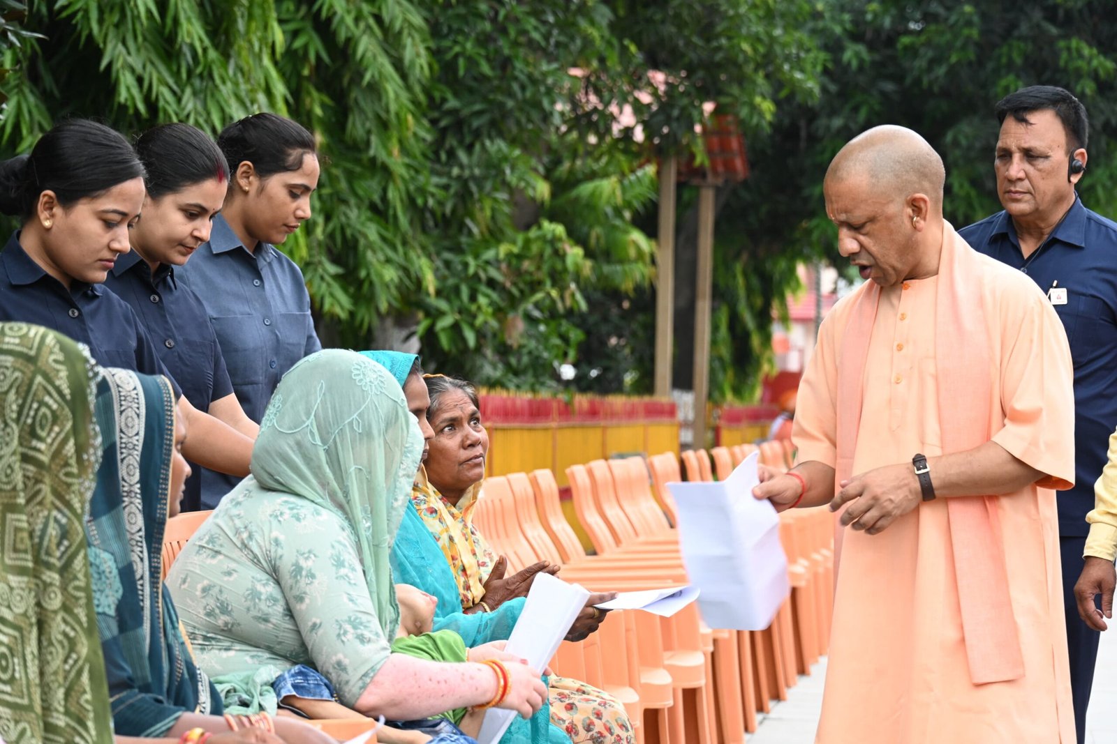 गोरखपुर प्रवास के दौरान मुख्यमंत्री योगी आदित्यनाथ ने गोरखनाथ मंदिर में आयोजित जनता दर्शन में करीब 200 लोगों की समस्याएं सुनीं। उन्होंने अधिकारियों को पारदर्शी और संवेदनशील तरीके से शिकायतों के निस्तारण के निर्देश दिए। गंभीर बीमारियों के इलाज के लिए आर्थिक सहायता और आयुष्मान कार्ड बनवाने पर जोर दिया। बाद में गोशाला में गोसेवा कर गोवंश को गुड़ खिलाया।