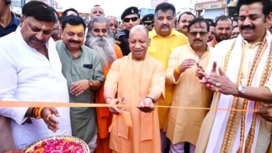 गोरखपुर में मुख्यमंत्री योगी आदित्यनाथ ने 995 करोड़ रुपये की विकास परियोजनाओं का लोकार्पण एवं शिलान्यास किया। इस दौरान उन्होंने कांग्रेस और समाजवादी पार्टी पर आस्था, कानून-व्यवस्था, रोजगार और विकास के मुद्दों पर तीखा हमला बोला। सीएम ने कहा कि डबल इंजन सरकार ने पूर्वी उत्तर प्रदेश में इंसेफेलाइटिस पर नियंत्रण, बेहतर सड़क, मेडिकल, निवेश और रोजगार के नए अवसर उपलब्ध कराए हैं। उन्होंने स्वच्छता, पौधरोपण और जल संरक्षण का भी आह्वान किया।