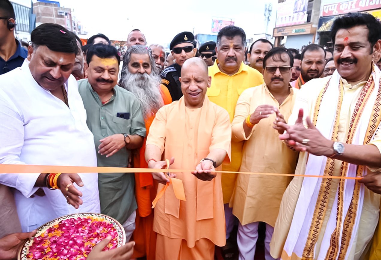 गोरखपुर में मुख्यमंत्री योगी आदित्यनाथ ने 995 करोड़ रुपये की विकास परियोजनाओं का लोकार्पण एवं शिलान्यास किया। इस दौरान उन्होंने कांग्रेस और समाजवादी पार्टी पर आस्था, कानून-व्यवस्था, रोजगार और विकास के मुद्दों पर तीखा हमला बोला। सीएम ने कहा कि डबल इंजन सरकार ने पूर्वी उत्तर प्रदेश में इंसेफेलाइटिस पर नियंत्रण, बेहतर सड़क, मेडिकल, निवेश और रोजगार के नए अवसर उपलब्ध कराए हैं। उन्होंने स्वच्छता, पौधरोपण और जल संरक्षण का भी आह्वान किया।