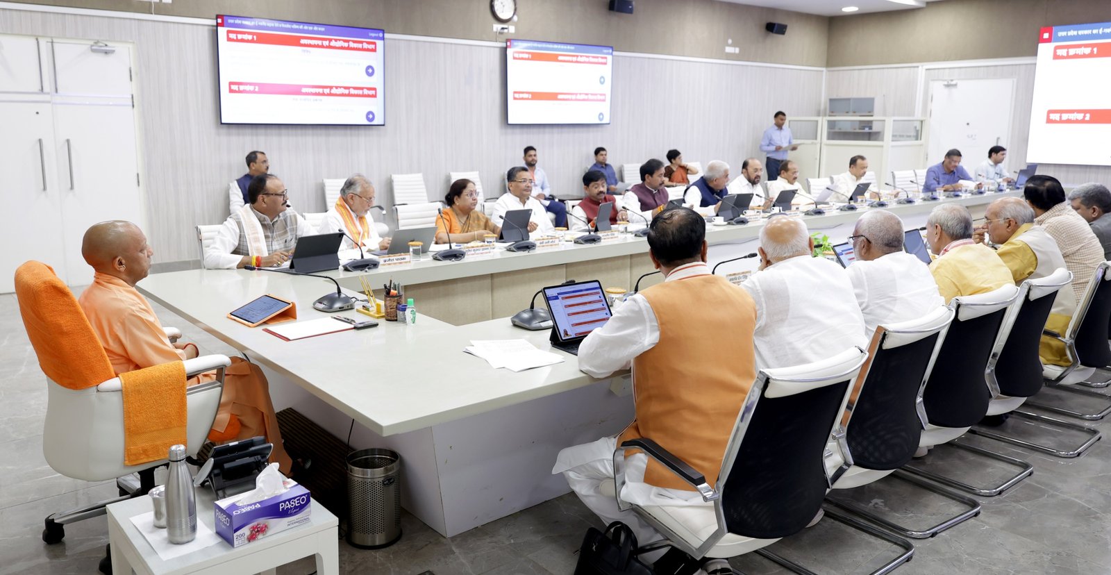 उत्तर प्रदेश सरकार ने 3 अगस्त 2026 से विधानमंडल का तृतीय सत्र बुलाने के प्रस्ताव को मंजूरी दे दी है। सत्र में वित्तीय वर्ष 2026-27 का अनुपूरक बजट, अध्यादेशों के प्रतिस्थानी विधेयक तथा अन्य महत्वपूर्ण विधायी कार्य संपादित किए जाएंगे। वित्त मंत्री सुरेश खन्ना ने बताया कि यह निर्णय संवैधानिक प्रावधानों के अनुरूप लिया गया है।