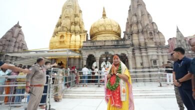 दिल्ली की मुख्यमंत्री रेखा गुप्ता ने जन्मदिन पर वाराणसी में काल भैरव एवं श्री काशी विश्वनाथ मंदिर में दर्शन-पूजन कर देश-प्रदेश की सुख-समृद्धि की कामना की। विश्वनाथ धाम कॉरिडोर का भ्रमण करने के बाद उन्होंने बनारसी खानपान का आनंद लिया। भाजपा महिला मोर्चा एवं स्थानीय जनप्रतिनिधियों ने विभिन्न स्थानों पर उनका भव्य स्वागत किया।