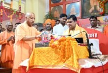 गोरखपुर के गोरखनाथ मंदिर में गुरु पूर्णिमा के अवसर पर आयोजित सप्तदिवसीय श्रीराम कथा का शुभारंभ मुख्यमंत्री एवं गोरक्षपीठाधीश्वर योगी आदित्यनाथ ने किया। उन्होंने कहा कि हर सनातनी की श्वांस-श्वांस में प्रभु श्रीराम बसते हैं तथा भक्ति और ज्ञान ही जीवन से अंधकार, अज्ञान और अराजकता को दूर करते हैं। कथा से पूर्व वैदिक मंत्रोच्चार और श्रीरामचरितमानस की भव्य शोभायात्रा निकाली गई। कथा का वाचन आचार्य शांतनु जी महाराज कर रहे हैं।