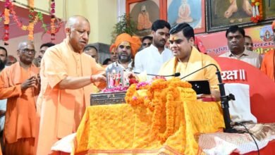 गोरखपुर के गोरखनाथ मंदिर में गुरु पूर्णिमा के अवसर पर आयोजित सप्तदिवसीय श्रीराम कथा का शुभारंभ मुख्यमंत्री एवं गोरक्षपीठाधीश्वर योगी आदित्यनाथ ने किया। उन्होंने कहा कि हर सनातनी की श्वांस-श्वांस में प्रभु श्रीराम बसते हैं तथा भक्ति और ज्ञान ही जीवन से अंधकार, अज्ञान और अराजकता को दूर करते हैं। कथा से पूर्व वैदिक मंत्रोच्चार और श्रीरामचरितमानस की भव्य शोभायात्रा निकाली गई। कथा का वाचन आचार्य शांतनु जी महाराज कर रहे हैं।