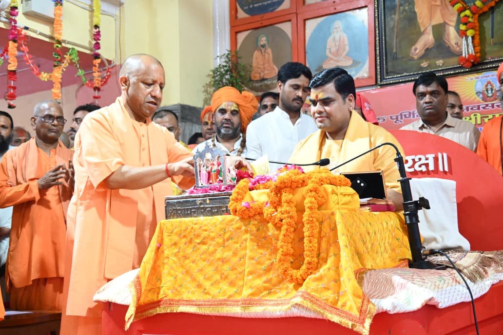 गोरखपुर के गोरखनाथ मंदिर में गुरु पूर्णिमा के अवसर पर आयोजित सप्तदिवसीय श्रीराम कथा का शुभारंभ मुख्यमंत्री एवं गोरक्षपीठाधीश्वर योगी आदित्यनाथ ने किया। उन्होंने कहा कि हर सनातनी की श्वांस-श्वांस में प्रभु श्रीराम बसते हैं तथा भक्ति और ज्ञान ही जीवन से अंधकार, अज्ञान और अराजकता को दूर करते हैं। कथा से पूर्व वैदिक मंत्रोच्चार और श्रीरामचरितमानस की भव्य शोभायात्रा निकाली गई। कथा का वाचन आचार्य शांतनु जी महाराज कर रहे हैं।