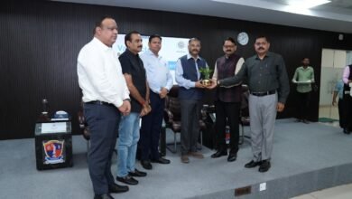 लखनऊ स्थित उत्तर प्रदेश स्टेट इंस्टीट्यूट ऑफ फॉरेंसिक साइंस (यूपीएसआईएफएस) में 'क्राइम सीन मैनेजमेंट' कोर्स के पांचवें बैच का छह सप्ताह का प्रशिक्षण सफलतापूर्वक सम्पन्न हुआ। इसमें प्रदेश के विभिन्न जिलों और कमिश्नरेट के 94 पुलिस अधिकारियों को वैज्ञानिक साक्ष्य संरक्षण, साइबर फोरेंसिक, डिजिटल एविडेंस और आधुनिक विवेचना तकनीकों का व्यावहारिक प्रशिक्षण दिया गया। मुख्य अतिथि डॉ. प्रशांत कुमार ने वैज्ञानिक जांच को न्याय प्रणाली की मजबूती का आधार बताते हुए प्रशिक्षित अधिकारियों से अपने-अपने जिलों में अन्य पुलिसकर्मियों को भी प्रशिक्षित करने का आह्वान किया।