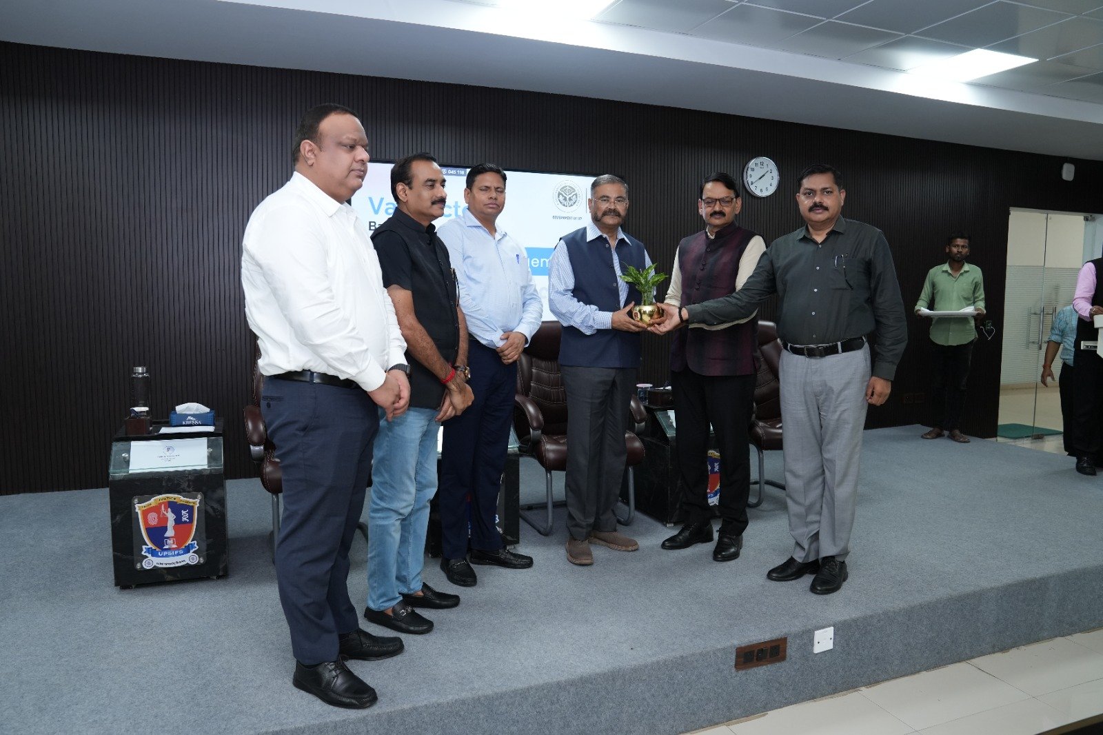 लखनऊ स्थित उत्तर प्रदेश स्टेट इंस्टीट्यूट ऑफ फॉरेंसिक साइंस (यूपीएसआईएफएस) में 'क्राइम सीन मैनेजमेंट' कोर्स के पांचवें बैच का छह सप्ताह का प्रशिक्षण सफलतापूर्वक सम्पन्न हुआ। इसमें प्रदेश के विभिन्न जिलों और कमिश्नरेट के 94 पुलिस अधिकारियों को वैज्ञानिक साक्ष्य संरक्षण, साइबर फोरेंसिक, डिजिटल एविडेंस और आधुनिक विवेचना तकनीकों का व्यावहारिक प्रशिक्षण दिया गया। मुख्य अतिथि डॉ. प्रशांत कुमार ने वैज्ञानिक जांच को न्याय प्रणाली की मजबूती का आधार बताते हुए प्रशिक्षित अधिकारियों से अपने-अपने जिलों में अन्य पुलिसकर्मियों को भी प्रशिक्षित करने का आह्वान किया।