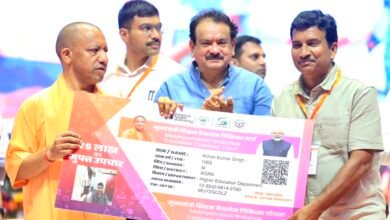 उत्तर प्रदेश के मुख्यमंत्री योगी आदित्यनाथ ने आगरा के खंदारी कैंपस में उच्च शिक्षा विभाग के शिक्षकों और कर्मचारियों के लिए मुख्यमंत्री शिक्षक कैशलेस चिकित्सा सुविधा योजना की शुरुआत की। योजना के तहत पात्र परिवारों को प्रतिवर्ष 5 लाख रुपये तक का कैशलेस इलाज मिलेगा। साथ ही पंजाब नेशनल बैंक के साथ हुए एमओयू के तहत 1.5 करोड़ रुपये तक दुर्घटना बीमा, 3 करोड़ रुपये हवाई दुर्घटना बीमा और 12 लाख रुपये का टर्म लाइफ इंश्योरेंस जैसी महत्वपूर्ण सुविधाएं प्रदान की जाएंगी।