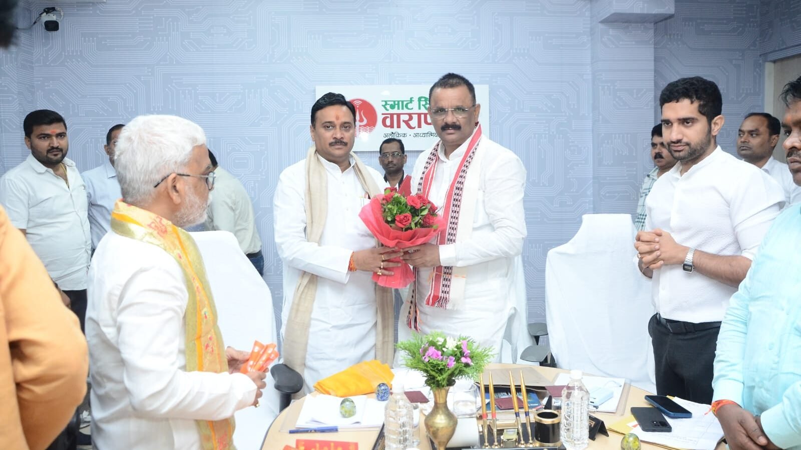 पश्चिम बंगाल के नगर विकास मंत्री उमेश राय ने वाराणसी नगर निगम के स्वच्छता मॉडल, स्मार्ट सिटी कमांड एंड कंट्रोल सेंटर तथा वेस्ट मैनेजमेंट प्रणाली का निरीक्षण किया। महापौर अशोक कुमार तिवारी और नगर आयुक्त हिमांशु नागपाल से मुलाकात कर उन्होंने कूड़ा प्रबंधन, वेस्ट-टू-एनर्जी परियोजनाओं और चार घंटे में शिकायत निस्तारण करने वाले व्हाट्सएप चैटबॉट सिस्टम की जानकारी प्राप्त की।