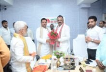 पश्चिम बंगाल के नगर विकास मंत्री उमेश राय ने वाराणसी नगर निगम के स्वच्छता मॉडल, स्मार्ट सिटी कमांड एंड कंट्रोल सेंटर तथा वेस्ट मैनेजमेंट प्रणाली का निरीक्षण किया। महापौर अशोक कुमार तिवारी और नगर आयुक्त हिमांशु नागपाल से मुलाकात कर उन्होंने कूड़ा प्रबंधन, वेस्ट-टू-एनर्जी परियोजनाओं और चार घंटे में शिकायत निस्तारण करने वाले व्हाट्सएप चैटबॉट सिस्टम की जानकारी प्राप्त की।