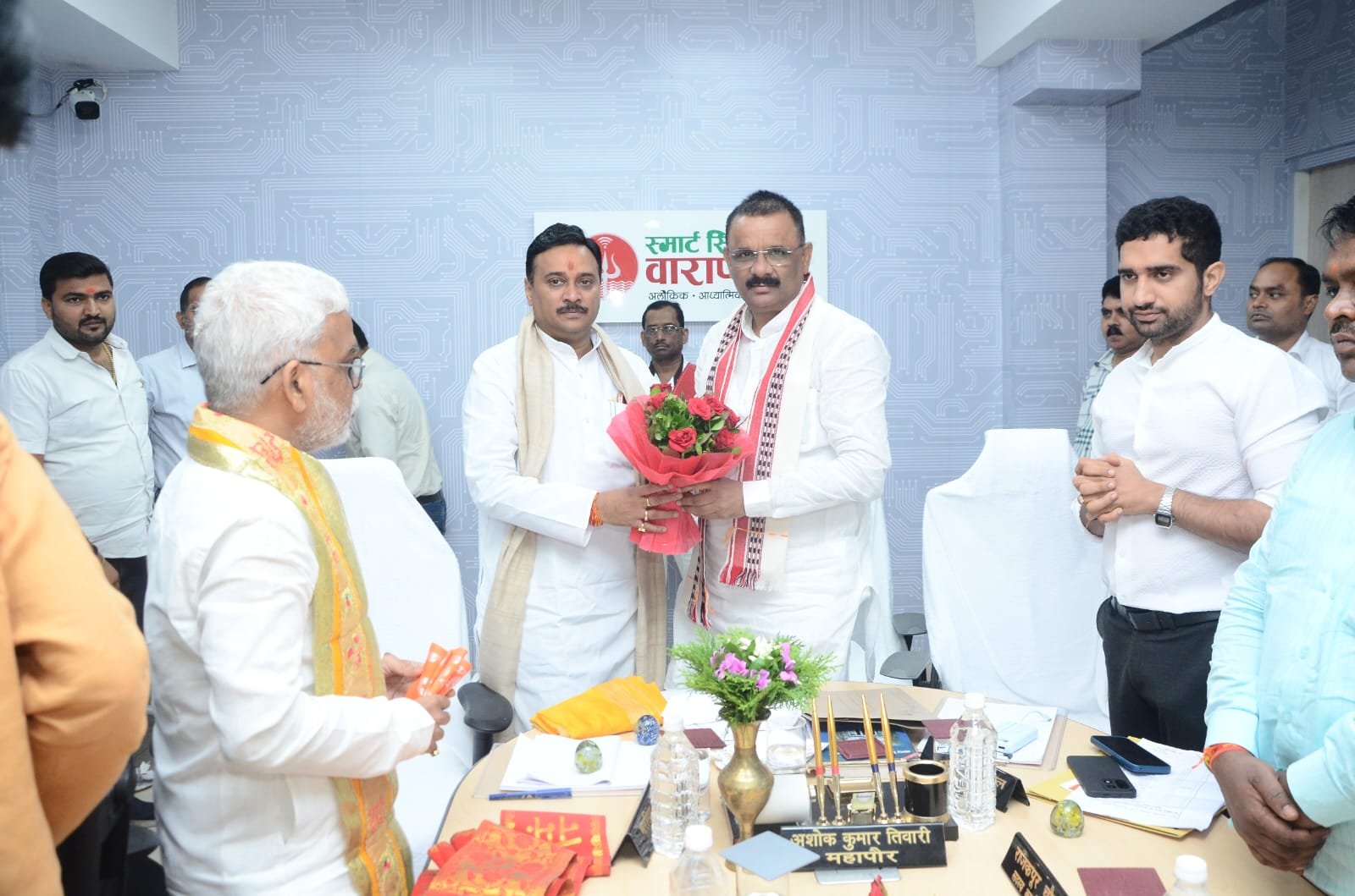 पश्चिम बंगाल के नगर विकास मंत्री उमेश राय ने वाराणसी नगर निगम के स्वच्छता मॉडल, स्मार्ट सिटी कमांड एंड कंट्रोल सेंटर तथा वेस्ट मैनेजमेंट प्रणाली का निरीक्षण किया। महापौर अशोक कुमार तिवारी और नगर आयुक्त हिमांशु नागपाल से मुलाकात कर उन्होंने कूड़ा प्रबंधन, वेस्ट-टू-एनर्जी परियोजनाओं और चार घंटे में शिकायत निस्तारण करने वाले व्हाट्सएप चैटबॉट सिस्टम की जानकारी प्राप्त की।