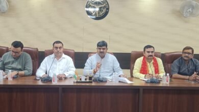 वाराणसी के सीर गोवर्धन में संत शिरोमणि गुरु रविदास जी की 650वीं जयंती पर 28 व 29 जुलाई को आयोजित कार्यक्रमों की तैयारियों की समीक्षा बैठक हुई। भाजपा प्रदेश महामंत्री संगठन धर्मपाल सिंह ने कलश यात्रा, माटी पूजन और जनसभा को भव्य, अनुशासित एवं धार्मिक वातावरण में संपन्न कराने के निर्देश दिए। देशभर से श्रद्धालुओं के आगमन की तैयारी की गई।