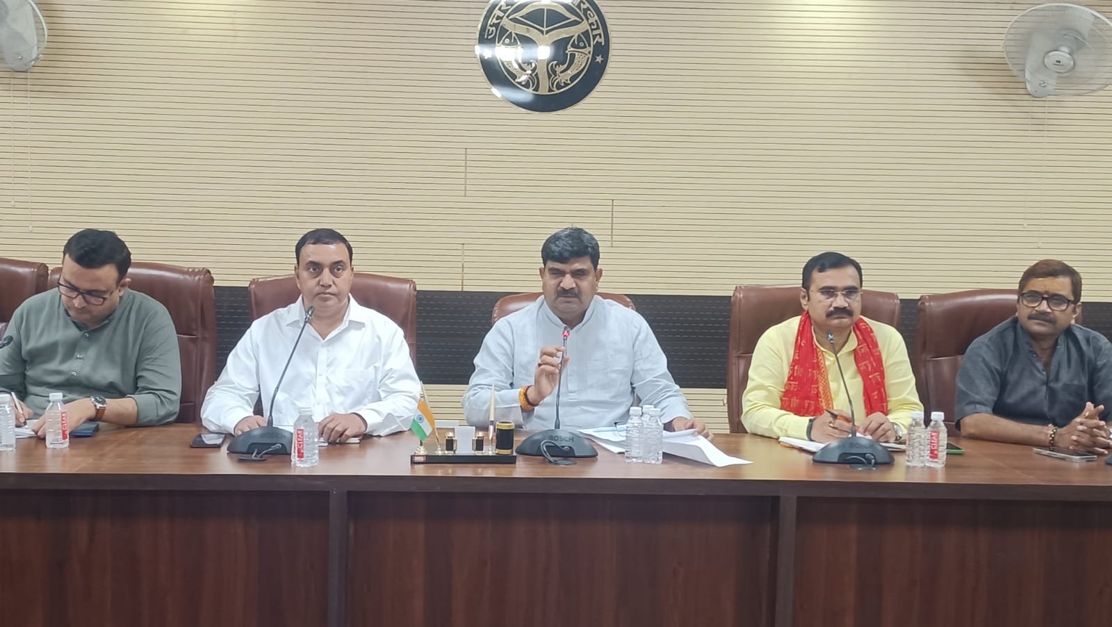 वाराणसी के सीर गोवर्धन में संत शिरोमणि गुरु रविदास जी की 650वीं जयंती पर 28 व 29 जुलाई को आयोजित कार्यक्रमों की तैयारियों की समीक्षा बैठक हुई। भाजपा प्रदेश महामंत्री संगठन धर्मपाल सिंह ने कलश यात्रा, माटी पूजन और जनसभा को भव्य, अनुशासित एवं धार्मिक वातावरण में संपन्न कराने के निर्देश दिए। देशभर से श्रद्धालुओं के आगमन की तैयारी की गई।