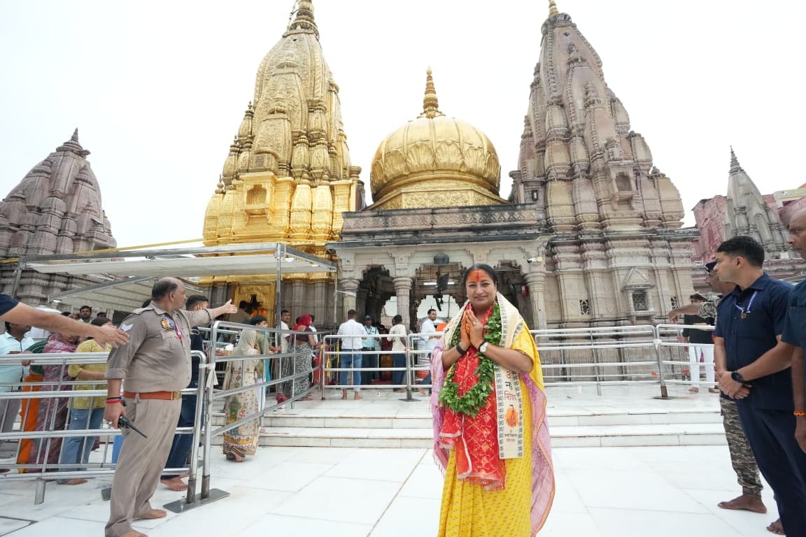दिल्ली की मुख्यमंत्री रेखा गुप्ता ने जन्मदिन पर वाराणसी में काल भैरव एवं श्री काशी विश्वनाथ मंदिर में दर्शन-पूजन कर देश-प्रदेश की सुख-समृद्धि की कामना की। विश्वनाथ धाम कॉरिडोर का भ्रमण करने के बाद उन्होंने बनारसी खानपान का आनंद लिया। भाजपा महिला मोर्चा एवं स्थानीय जनप्रतिनिधियों ने विभिन्न स्थानों पर उनका भव्य स्वागत किया।