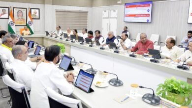 मुख्यमंत्री योगी आदित्यनाथ की अध्यक्षता में हुई उत्तर प्रदेश कैबिनेट बैठक में महिला सशक्तीकरण और उच्च शिक्षा को बढ़ावा देने वाले कई अहम फैसले लिए गए। वाराणसी में 500 क्षमता वाले श्रमजीवी महिला छात्रावास के निर्माण के लिए 6,000 वर्गमीटर सरकारी भूमि महिला कल्याण विभाग को हस्तांतरित करने की मंजूरी दी गई। वसंत महिला महाविद्यालय में 112 सीटों के नए छात्रावास का निर्माण भी स्वीकृत हुआ। वहीं, मेधावी छात्राओं के लिए 'रानी लक्ष्मीबाई स्कूटी योजना' के दिशा-निर्देशों को भी मंजूरी प्रदान की गई।