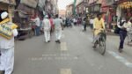 वाराणसी में अब आर्टिफिशियल इंटेलिजेंस आधारित स्मार्ट तकनीक के जरिए पर्यटकों और श्रद्धालुओं को भीड़ से बचाते हुए गंतव्य तक पहुंचाने की व्यवस्था विकसित की जा रही है। डिजिटल साइनेज, रंगीन सड़क संकेत, एआई कैमरे, क्राउड इंटेलिजेंस और स्मार्ट नेविगेशन ऐप के माध्यम से ट्रैफिक व भीड़ का रियल-टाइम प्रबंधन होगा। टोयोटा मोबिलिटी फाउंडेशन की 'सस्टेनेबल सिटीज चैलेंज' के तहत चयनित चार कंपनियां अगले दो वर्षों में वाराणसी में इस अत्याधुनिक स्मार्ट मोबिलिटी परियोजना का विस्तार करेंगी।