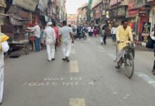 वाराणसी में अब आर्टिफिशियल इंटेलिजेंस आधारित स्मार्ट तकनीक के जरिए पर्यटकों और श्रद्धालुओं को भीड़ से बचाते हुए गंतव्य तक पहुंचाने की व्यवस्था विकसित की जा रही है। डिजिटल साइनेज, रंगीन सड़क संकेत, एआई कैमरे, क्राउड इंटेलिजेंस और स्मार्ट नेविगेशन ऐप के माध्यम से ट्रैफिक व भीड़ का रियल-टाइम प्रबंधन होगा। टोयोटा मोबिलिटी फाउंडेशन की 'सस्टेनेबल सिटीज चैलेंज' के तहत चयनित चार कंपनियां अगले दो वर्षों में वाराणसी में इस अत्याधुनिक स्मार्ट मोबिलिटी परियोजना का विस्तार करेंगी।