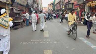 वाराणसी में अब आर्टिफिशियल इंटेलिजेंस आधारित स्मार्ट तकनीक के जरिए पर्यटकों और श्रद्धालुओं को भीड़ से बचाते हुए गंतव्य तक पहुंचाने की व्यवस्था विकसित की जा रही है। डिजिटल साइनेज, रंगीन सड़क संकेत, एआई कैमरे, क्राउड इंटेलिजेंस और स्मार्ट नेविगेशन ऐप के माध्यम से ट्रैफिक व भीड़ का रियल-टाइम प्रबंधन होगा। टोयोटा मोबिलिटी फाउंडेशन की 'सस्टेनेबल सिटीज चैलेंज' के तहत चयनित चार कंपनियां अगले दो वर्षों में वाराणसी में इस अत्याधुनिक स्मार्ट मोबिलिटी परियोजना का विस्तार करेंगी।