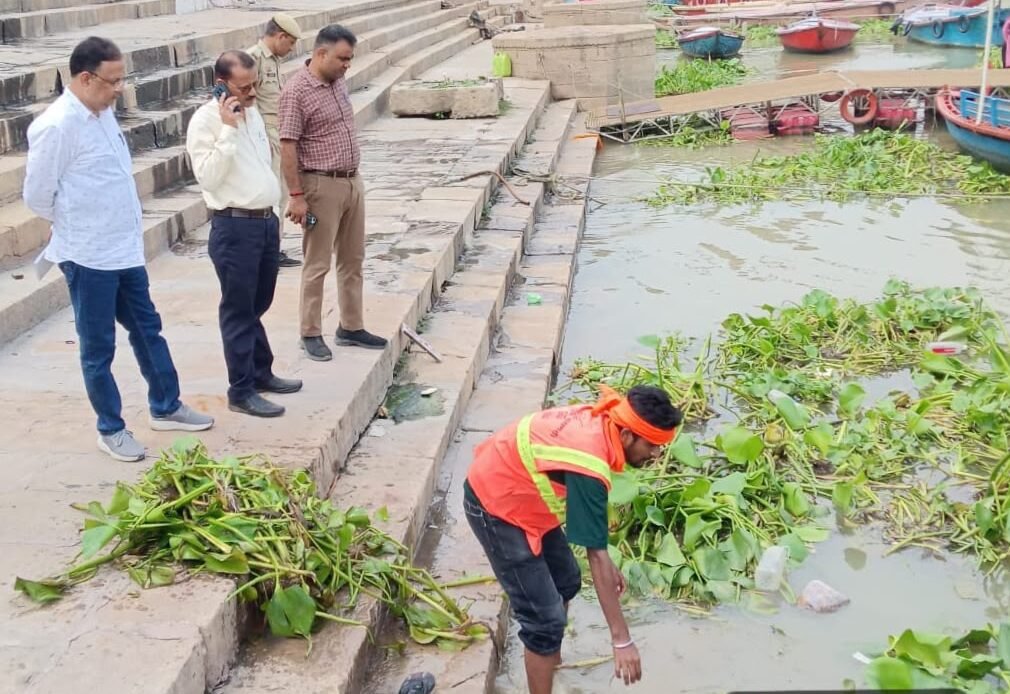 मानसून के दौरान गंगा और वरुणा नदी में बढ़ी जलकुंभी की समस्या से निपटने के लिए वाराणसी नगर निगम ने विशेष सफाई अभियान शुरू किया है। अस्सी घाट पर सफाई के साथ जल्द ट्रैश बोट मशीन उतारी जाएगी, जिससे जलकुंभी और तैरते कचरे को तेजी से हटाकर नदियों का प्रवाह और घाटों की स्वच्छता बनाए रखी जा सकेगी।