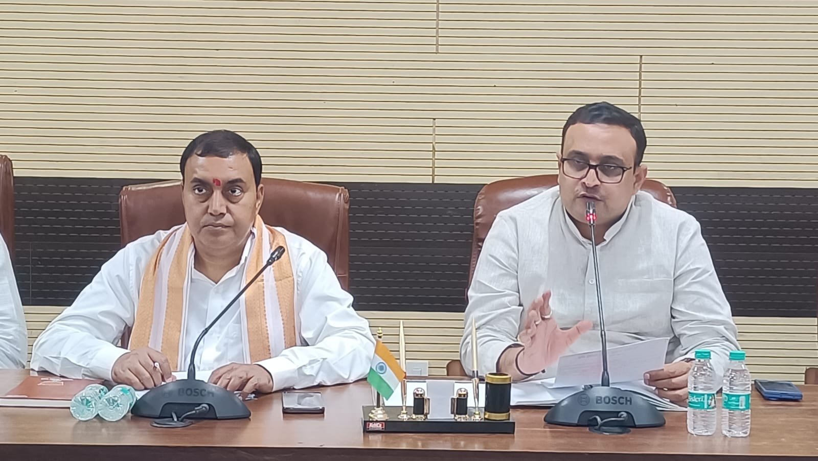संत शिरोमणि गुरु रविदास महाराज की 650वीं जयंती के अवसर पर भाजपा 29 जुलाई से वाराणसी की जन्मस्थली से राष्ट्रीय स्तर के कार्यक्रमों की शुरुआत करेगी। आयोजन में 27 राज्यों के प्रतिनिधि शामिल होंगे। कलश पूजन, कलश यात्रा, जनसंपर्क और जनसभा सहित विभिन्न कार्यक्रम आयोजित किए जाएंगे। तैयारियों को अंतिम रूप देने के लिए सर्किट हाउस में भाजपा पदाधिकारियों और कार्यकर्ताओं की बैठक हुई, जिसमें व्यवस्थाओं, विभागवार जिम्मेदारियों और कार्यक्रम को सफल बनाने की रणनीति पर विस्तार से चर्चा की गई।