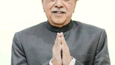 काशी अग्रवाल समाज के वरिष्ठ समाजसेवी अशोक अग्रवाल 'नाटी इमली' को सोमवार को मणिकर्णिका घाट पर भावभीनी अंतिम विदाई दी गई। लगभग 40 वर्षों तक विभिन्न सामाजिक एवं शैक्षणिक संस्थाओं में महत्वपूर्ण दायित्व निभाने वाले अशोक अग्रवाल के निधन को समाज ने अपूरणीय क्षति बताया। विभिन्न संस्थाओं में शोकसभा आयोजित कर श्रद्धांजलि अर्पित की गई।