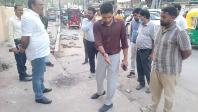 संत शिरोमणि गुरु रविदास जी महाराज की 650वीं जयंती पर 29 जुलाई को मुख्यमंत्री योगी आदित्यनाथ के संभावित काशी दौरे को लेकर नगर निगम ने तैयारियां तेज कर दी हैं। नगर आयुक्त हिमांशु नागपाल ने रविदास मंदिर से श्री काशी विश्वनाथ मंदिर तक पूरे मार्ग का निरीक्षण कर सड़क, नाली, सफाई, वॉल पेंटिंग, पैचवर्क और विद्युत व्यवस्था सुधारने के निर्देश दिए। अधिकारियों को समयबद्ध तरीके से सभी कार्य पूर्ण कर श्रद्धालुओं के लिए सुगम एवं स्वच्छ मार्ग सुनिश्चित करने को कहा।