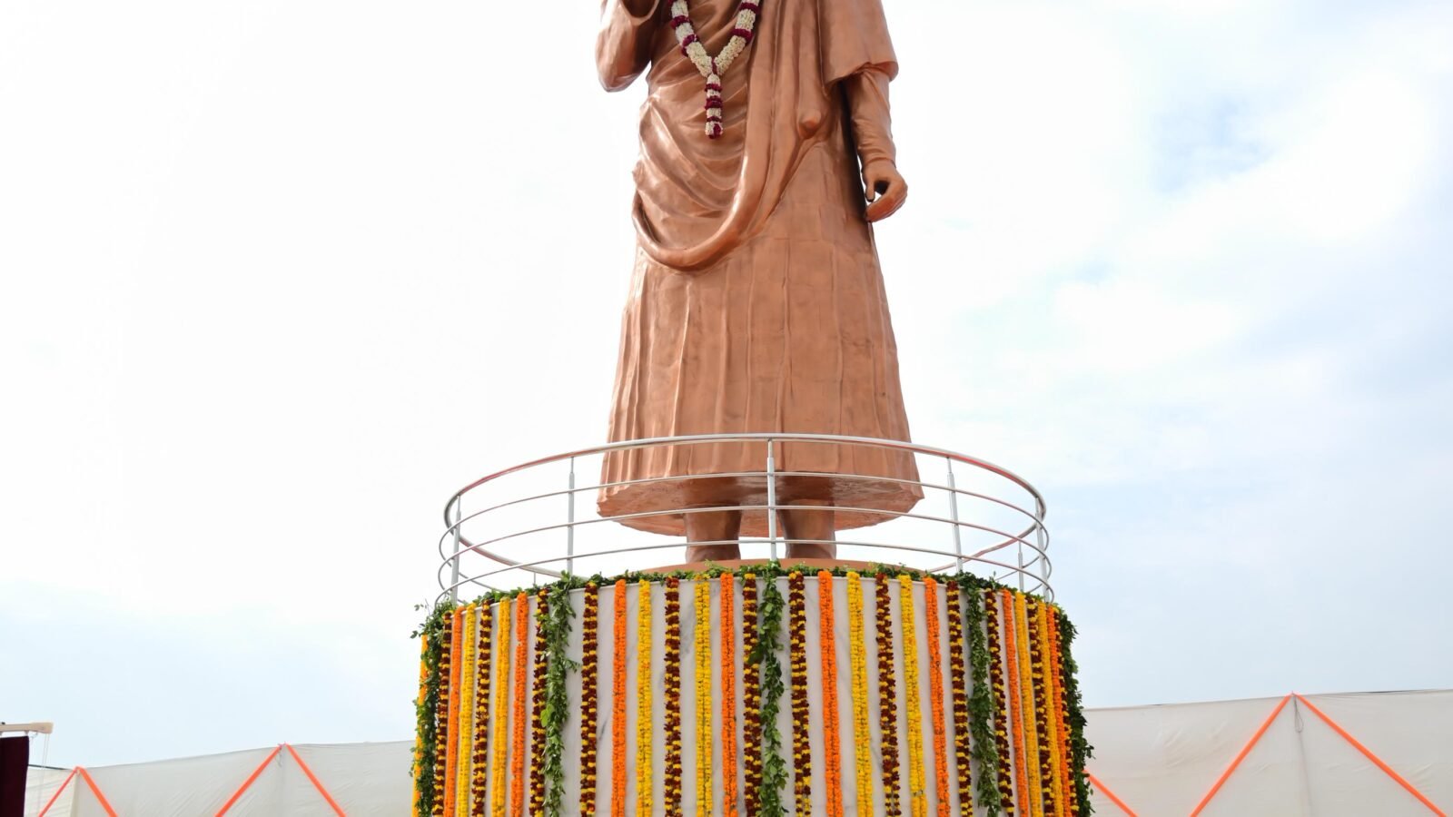 वाराणसी स्थित संत शिरोमणि गुरु रविदास जी की जन्मस्थली सीर गोवर्धनपुर का मोदी-योगी सरकार द्वारा ₹111.81 करोड़ की लागत से व्यापक विकास कराया गया है। परियोजना के अंतर्गत आधुनिक लंगर हॉल, सड़क, पार्क, कांस्य प्रतिमा, संपर्क मार्ग, दिव्यांग रैम्प, सौंदर्यीकरण तथा श्रद्धालु सुविधाओं का विस्तार किया गया है। साथ ही ₹24.13 करोड़ की लागत से आधुनिक संग्रहालय का निर्माण जारी है, जिससे देश-विदेश से आने वाले श्रद्धालुओं को बेहतर धार्मिक एवं पर्यटन सुविधाएं मिलेंगी।
