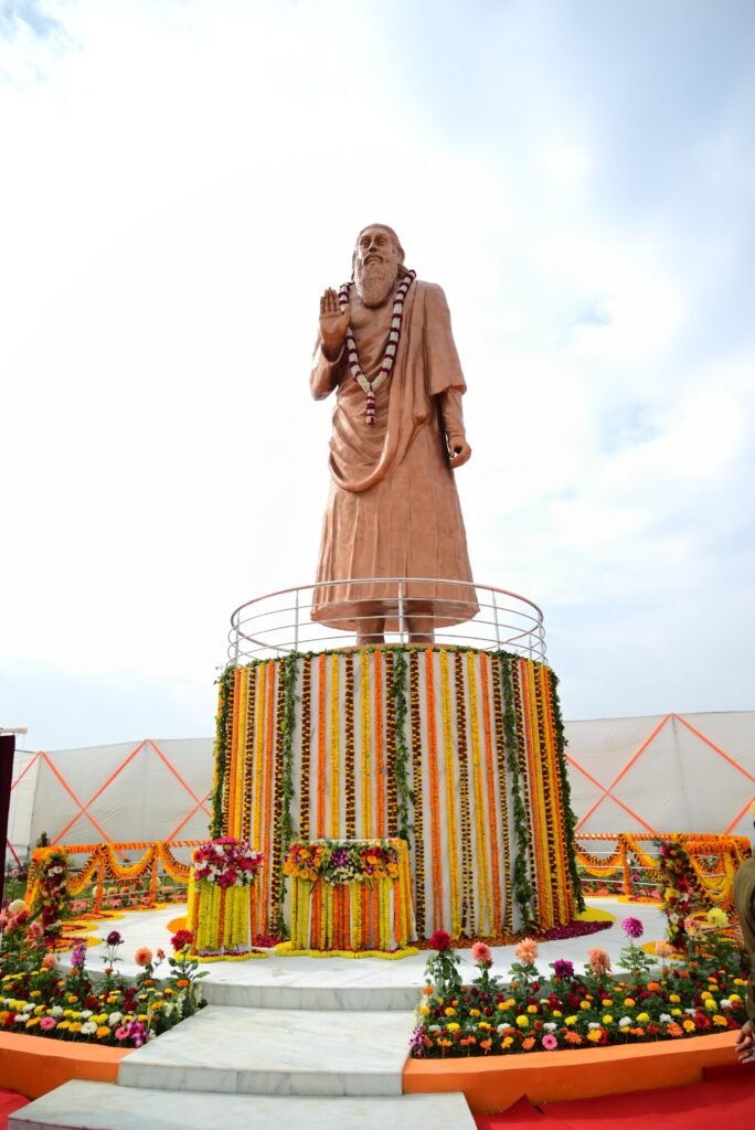 वाराणसी स्थित संत शिरोमणि गुरु रविदास जी की जन्मस्थली सीर गोवर्धनपुर का मोदी-योगी सरकार द्वारा ₹111.81 करोड़ की लागत से व्यापक विकास कराया गया है। परियोजना के अंतर्गत आधुनिक लंगर हॉल, सड़क, पार्क, कांस्य प्रतिमा, संपर्क मार्ग, दिव्यांग रैम्प, सौंदर्यीकरण तथा श्रद्धालु सुविधाओं का विस्तार किया गया है। साथ ही ₹24.13 करोड़ की लागत से आधुनिक संग्रहालय का निर्माण जारी है, जिससे देश-विदेश से आने वाले श्रद्धालुओं को बेहतर धार्मिक एवं पर्यटन सुविधाएं मिलेंगी।