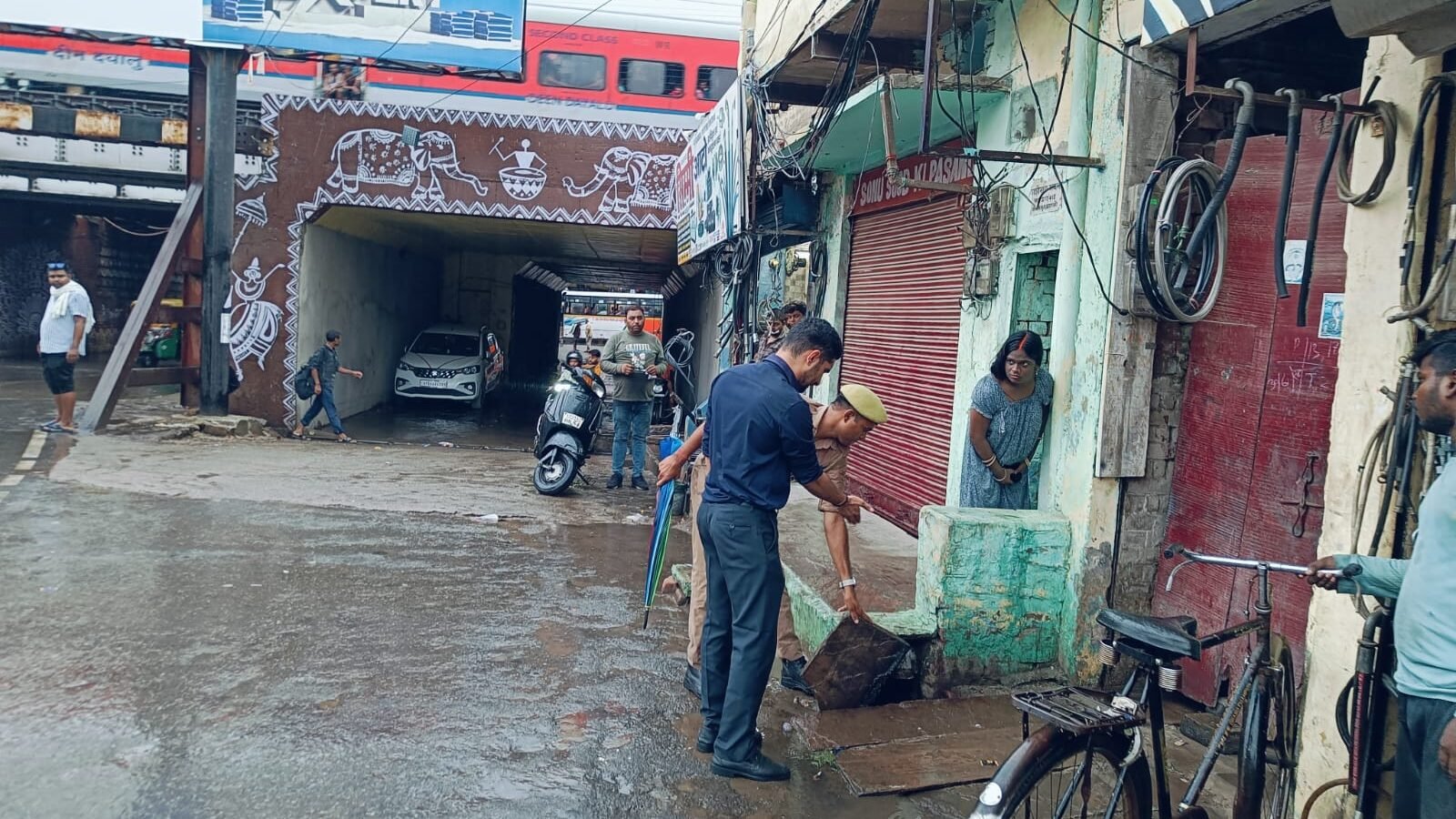 वाराणसी में लगातार हो रही बारिश के बीच नगर आयुक्त हिमांशु नागपाल ने आंध्रापुल सहित जलभराव संभावित क्षेत्रों का स्थलीय निरीक्षण किया। उन्होंने नालियों, गली पिट और जल निकासी व्यवस्था की समीक्षा कर अधिकारियों को तत्काल अवरोध हटाने एवं सतत निगरानी के निर्देश दिए। नगर आयुक्त ने नागरिकों से नालियों पर अतिक्रमण न करने और कचरा केवल डस्टबिन में डालने की अपील की। उन्होंने कहा कि नगर निगम की टीमें 24×7 मुस्तैद हैं और हर शिकायत पर त्वरित कार्रवाई की जाएगी।