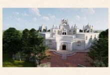 वाराणसी के सीर गोवर्धनपुर स्थित संत रविदास जन्मस्थली पर योगी सरकार अत्याधुनिक डिजिटल संग्रहालय का निर्माण करा रही है। लगभग ₹23.20 करोड़ की लागत से बनने वाले इस संग्रहालय में संत रविदास के जीवन, दर्शन, साहित्य और भक्ति आंदोलन में उनके योगदान को आधुनिक ऑडियो-विजुअल तकनीक के माध्यम से प्रस्तुत किया जाएगा। पांच आधुनिक गैलरियों से सुसज्जित यह परियोजना फरवरी 2027 तक पूरी होने का लक्ष्य है, जो श्रद्धालुओं और पर्यटकों के लिए प्रमुख आकर्षण बनेगी।