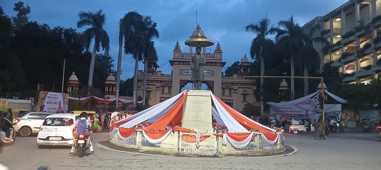 वाराणसी के सीर गोवर्धनपुर में 29 जुलाई को संत रविदास जी की 650वीं जयंती वर्ष पर भाजपा की ‘समरसता संकल्प सभा’ आयोजित होगी। 25 हजार लोगों की सहभागिता के लक्ष्य वाली इस सभा में मुख्यमंत्री योगी आदित्यनाथ सहित कई राष्ट्रीय नेता और संत-महात्मा शामिल होंगे। 131 पवित्र कलशों के माध्यम से समरसता का संदेश देशभर के 27 राज्यों तक पहुंचाया जाएगा।