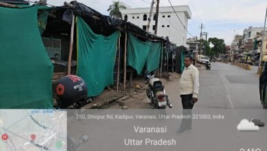 वाराणसी में सावन के पहले दिन नगर निगम ने कांवड़ यात्रा मार्गों पर अवैध रूप से संचालित मांस, मछली और मुर्गा दुकानों के खिलाफ अभियान चलाया। तीन दुकानें बंद कराई गईं और नियम उल्लंघन, प्रतिबंधित प्लास्टिक के उपयोग तथा गंदगी फैलाने पर कुल ₹24,500 का जुर्माना लगाया गया। अभियान पूरे सावन माह तक जारी रहेगा।