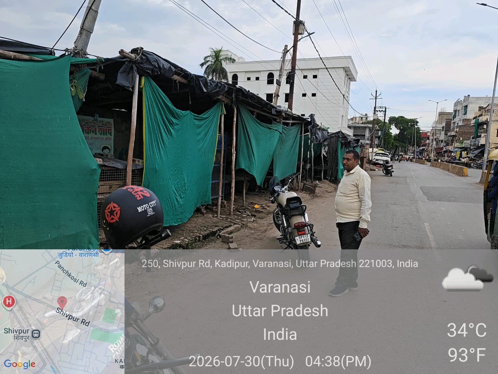वाराणसी में सावन के पहले दिन नगर निगम ने कांवड़ यात्रा मार्गों पर अवैध रूप से संचालित मांस, मछली और मुर्गा दुकानों के खिलाफ अभियान चलाया। तीन दुकानें बंद कराई गईं और नियम उल्लंघन, प्रतिबंधित प्लास्टिक के उपयोग तथा गंदगी फैलाने पर कुल ₹24,500 का जुर्माना लगाया गया। अभियान पूरे सावन माह तक जारी रहेगा।