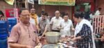 वाराणसी में संकल्प संस्था के 'संकल्प अन्न क्षेत्र' द्वारा 222वें सप्ताह के अंतर्गत चौक स्थित कन्हैयालाल गुलालचंद सर्राफ प्रतिष्ठान के समक्ष खिचड़ी प्रसाद एवं शीतल जल सेवा का आयोजन किया गया। भगवान श्री संकटमोचन हनुमान जी को भोग अर्पित करने के बाद श्रद्धालुओं, राहगीरों एवं जरूरतमंदों को प्रसाद वितरित किया गया। संरक्षक अनिल कुमार जैन ने कहा कि निरंतर एवं निस्वार्थ सेवा समाज में सहयोग, संवेदनशीलता और मानवता की भावना को सशक्त बनाती है। कार्यक्रम में अनेक समाजसेवी एवं गणमान्य नागरिक उपस्थित रहे।