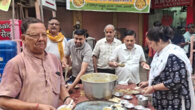 वाराणसी में संकल्प संस्था के 'संकल्प अन्न क्षेत्र' द्वारा 222वें सप्ताह के अंतर्गत चौक स्थित कन्हैयालाल गुलालचंद सर्राफ प्रतिष्ठान के समक्ष खिचड़ी प्रसाद एवं शीतल जल सेवा का आयोजन किया गया। भगवान श्री संकटमोचन हनुमान जी को भोग अर्पित करने के बाद श्रद्धालुओं, राहगीरों एवं जरूरतमंदों को प्रसाद वितरित किया गया। संरक्षक अनिल कुमार जैन ने कहा कि निरंतर एवं निस्वार्थ सेवा समाज में सहयोग, संवेदनशीलता और मानवता की भावना को सशक्त बनाती है। कार्यक्रम में अनेक समाजसेवी एवं गणमान्य नागरिक उपस्थित रहे।