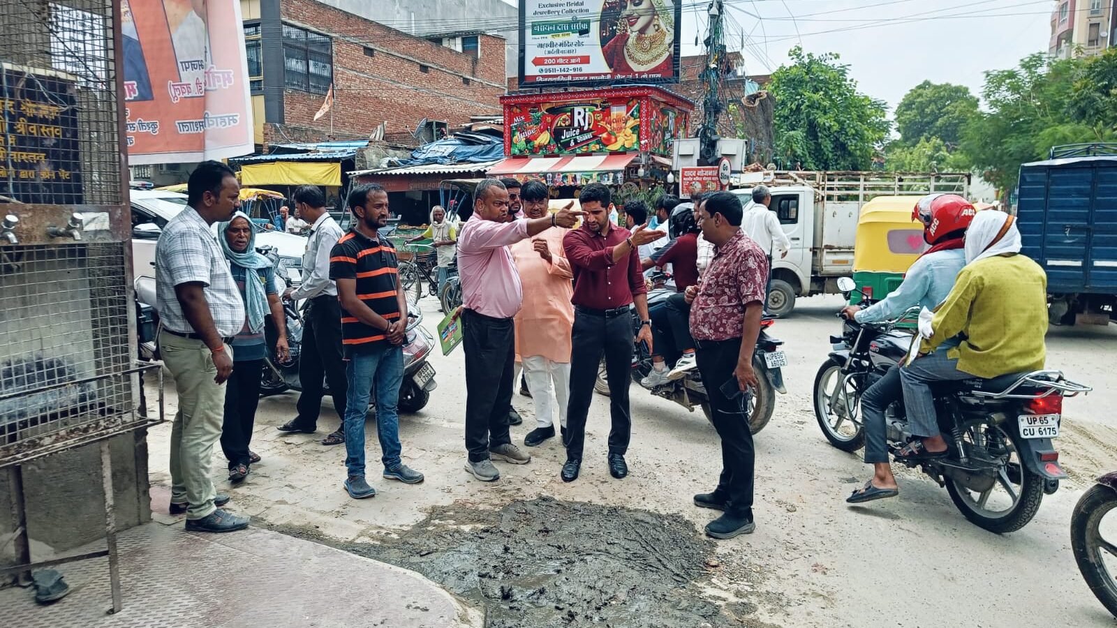 वाराणसी के पांडेयपुर और खजूरी वार्ड के निरीक्षण में नगर आयुक्त हिमांशु नागपाल ने टूटी सड़कें, क्षतिग्रस्त नालियां, जलभराव, पार्कों की बदहाली और पानी रिसाव पर नाराजगी जताई। अधिकारियों को तत्काल मरम्मत, रेस्टोरेशन, पार्कों के सौंदर्यीकरण, ड्रेनेज सुधार और जलकल की खामियों को दूर करने के लिए समयबद्ध कार्रवाई के निर्देश दिए।