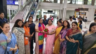 दिल्ली की मुख्यमंत्री रेखा गुप्ता शनिवार को दो दिवसीय दौरे पर वाराणसी पहुंचीं। लाल बहादुर शास्त्री अंतरराष्ट्रीय एयरपोर्ट पर भाजपा नेताओं, कार्यकर्ताओं और महिला मोर्चा ने उनका भव्य स्वागत किया। राज्यमंत्री रविंद्र जायसवाल सहित कई वरिष्ठ नेताओं ने अंगवस्त्र और पुष्पगुच्छ भेंट कर अभिनंदन किया। पत्रकारों से बातचीत में रेखा गुप्ता ने कहा कि वह बाबा काशी विश्वनाथ के दर्शन-पूजन कर दिल्लीवासियों की सुख, समृद्धि और कल्याण की कामना करने वाराणसी आई हैं।