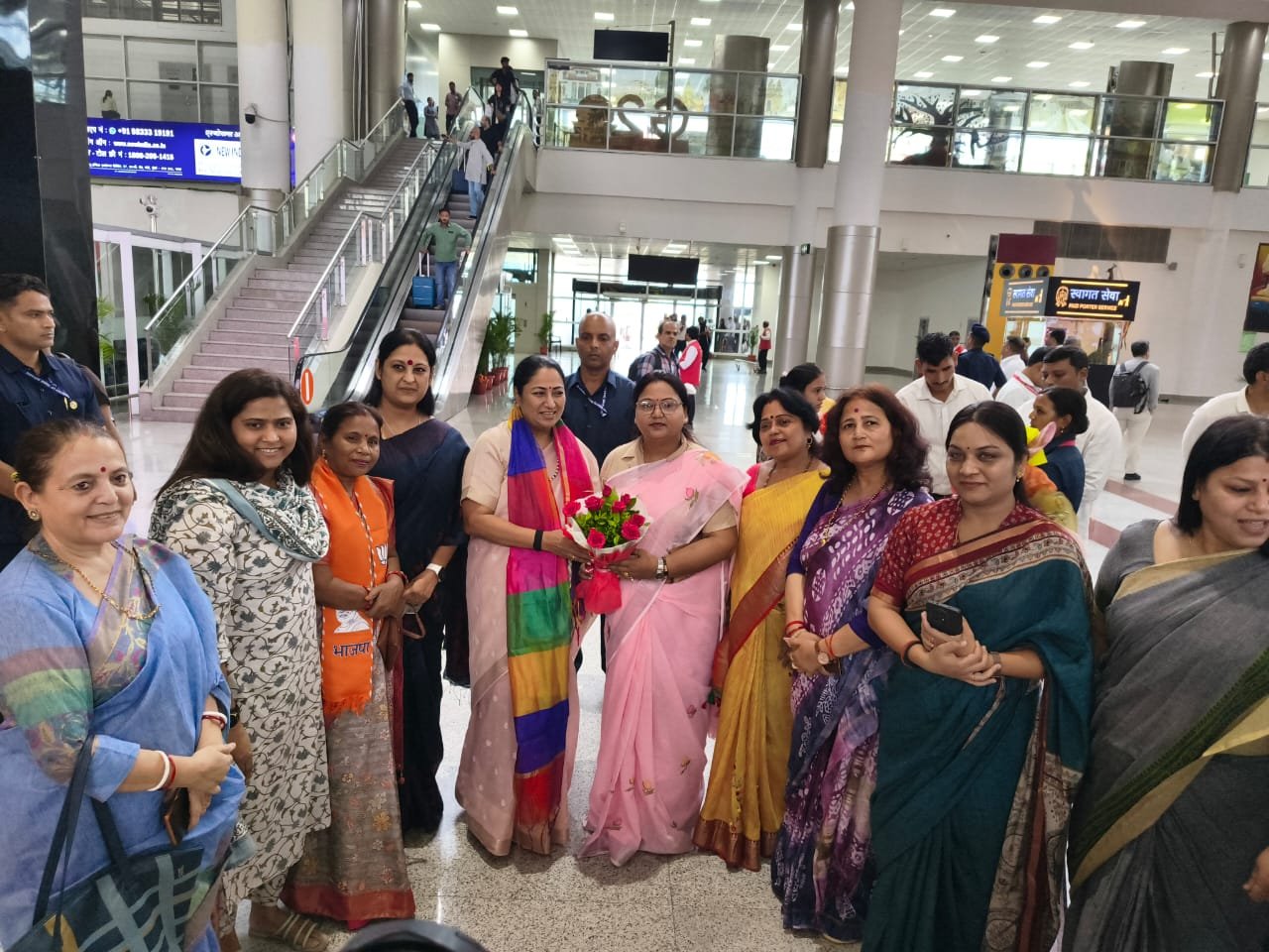 दिल्ली की मुख्यमंत्री रेखा गुप्ता शनिवार को दो दिवसीय दौरे पर वाराणसी पहुंचीं। लाल बहादुर शास्त्री अंतरराष्ट्रीय एयरपोर्ट पर भाजपा नेताओं, कार्यकर्ताओं और महिला मोर्चा ने उनका भव्य स्वागत किया। राज्यमंत्री रविंद्र जायसवाल सहित कई वरिष्ठ नेताओं ने अंगवस्त्र और पुष्पगुच्छ भेंट कर अभिनंदन किया। पत्रकारों से बातचीत में रेखा गुप्ता ने कहा कि वह बाबा काशी विश्वनाथ के दर्शन-पूजन कर दिल्लीवासियों की सुख, समृद्धि और कल्याण की कामना करने वाराणसी आई हैं।