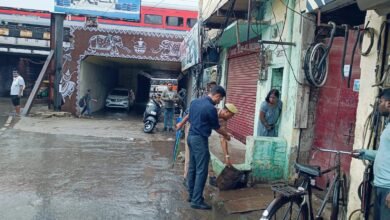 वाराणसी में लगातार हो रही बारिश के बीच नगर आयुक्त हिमांशु नागपाल ने आंध्रापुल सहित जलभराव संभावित क्षेत्रों का स्थलीय निरीक्षण किया। उन्होंने नालियों, गली पिट और जल निकासी व्यवस्था की समीक्षा कर अधिकारियों को तत्काल अवरोध हटाने एवं सतत निगरानी के निर्देश दिए। नगर आयुक्त ने नागरिकों से नालियों पर अतिक्रमण न करने और कचरा केवल डस्टबिन में डालने की अपील की। उन्होंने कहा कि नगर निगम की टीमें 24×7 मुस्तैद हैं और हर शिकायत पर त्वरित कार्रवाई की जाएगी।
